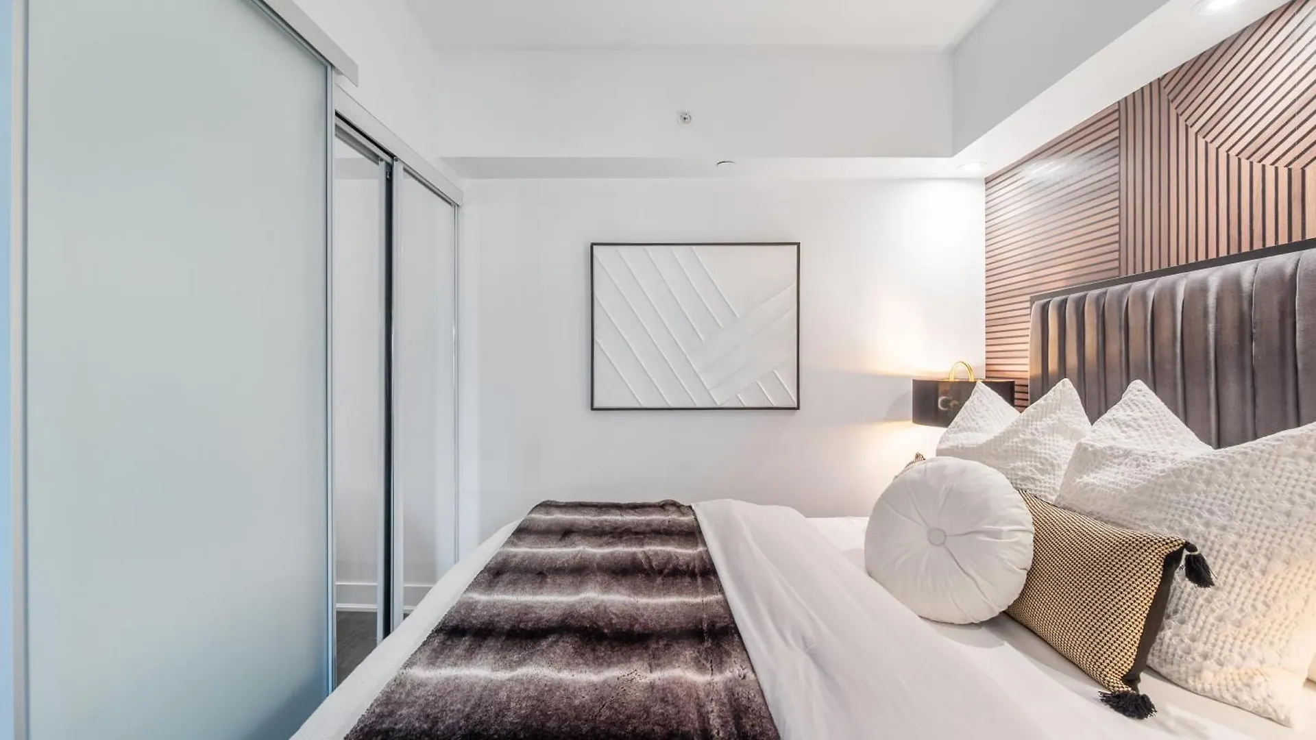 Regis Suites - Downtown Toronto - Cn Tower & Rogers Centre 0*,  Canada