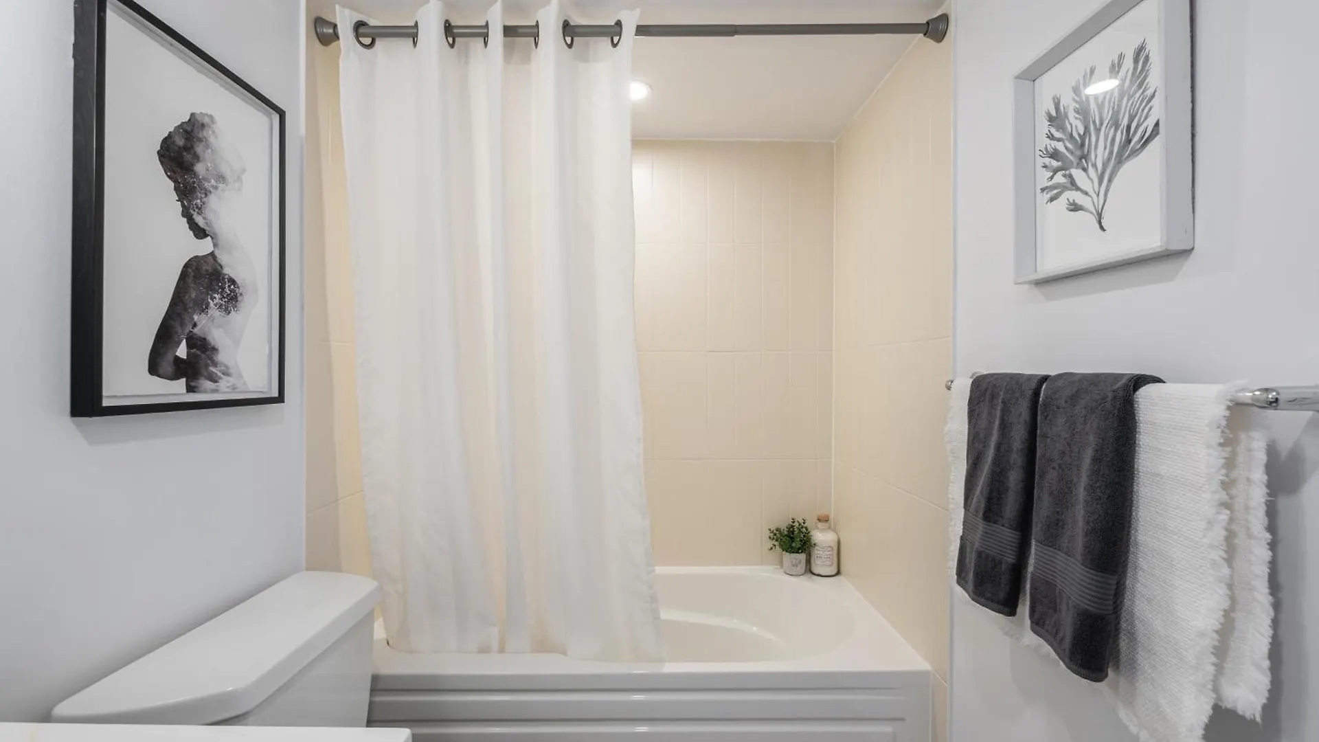 Regis Suites - Downtown Toronto - Cn Tower & Rogers Centre Apartment