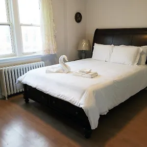 Cozy Private Rm Heart Of North York Free Parking Full Kitchen Close To Downtown Habitación en casa particular